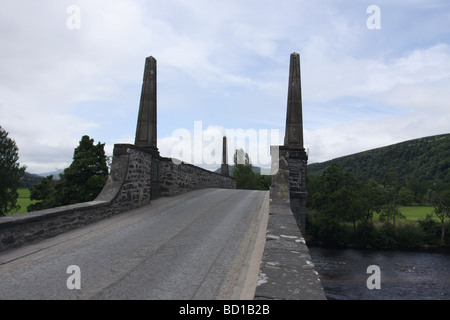 Recherche à travers le général Wade's pont sur rivière Tay aberfeldy perthshire scotland juillet 2009 Banque D'Images