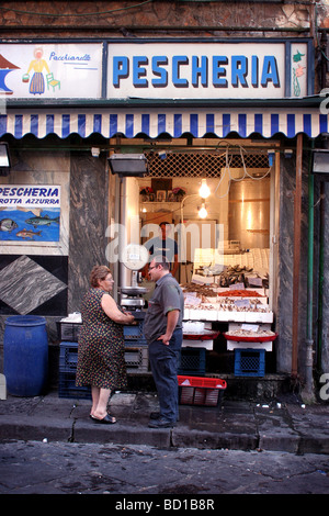 Pescheria boutique de poisson frais du marché Porta Nolana Naples Italie Banque D'Images