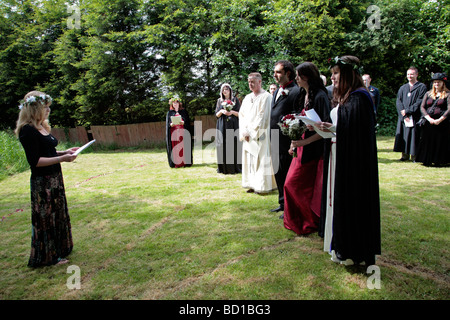 Un handfast païenne de la cérémonie du mariage à Swindon Wiltshire Banque D'Images