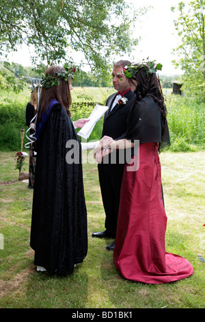 Un handfast païenne de la cérémonie du mariage à Swindon Wiltshire Banque D'Images