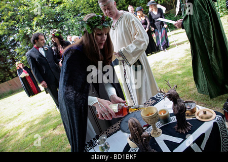 Une coupe d'hydromel est versé lors d'une cérémonie de mariage handfast païenne de Swindon Wiltshire Banque D'Images