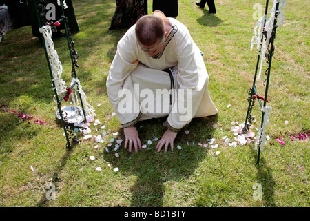 Pétales de fleurs placés autour d'un cercle sacré païen lors d'une cérémonie de mariage handfast à Swindon Wiltshire Banque D'Images