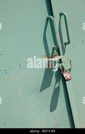 Le cadenas de la porte d'entrepôt Banque D'Images