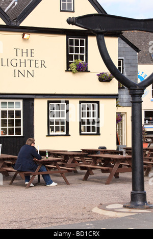 Seul un homme est assis à l'extérieur de l'Inn sur Topsham Quayside Devon UK Banque D'Images