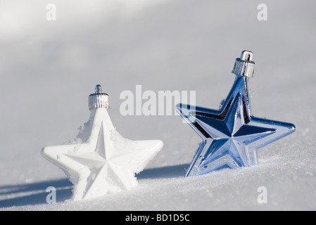 Star des ornements de Noël dans la neige Banque D'Images