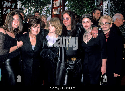 Musicien de rock britannique Ozzy Osbourne avec sa famille en 2000 Banque D'Images