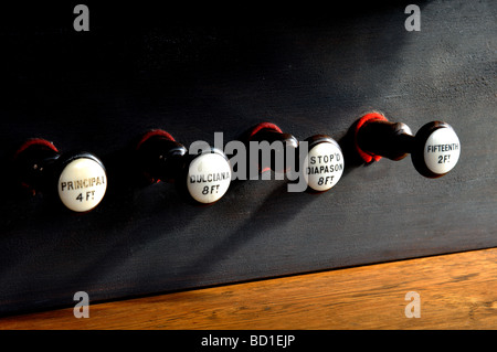 Boutons d'arrêt sur l'orgue de l'église Banque D'Images