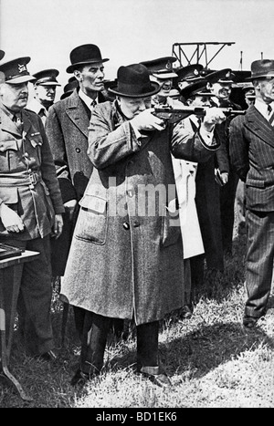 WINSTON CHURCHILL utilise une mitraillette Sten comme un fusil lors d'une visite à une usine d'armement en juin 1941. Voir la description ci-dessous Banque D'Images