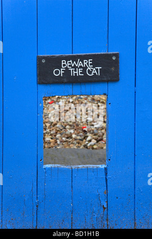 Un drôle de Méfiez-vous du chat signe au-dessus de l'entrée d'un chat couper dans une barrière sur le fleuve à Topsham Devon Uk Banque D'Images