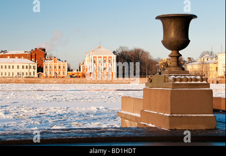 Vue sur la Neva gelée pour les bâtiments de l'Vasilevskiy Ostrov, Saint Petersburg, Russie Banque D'Images