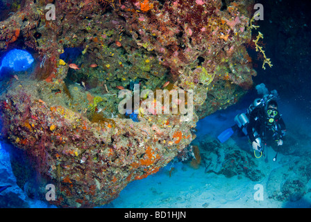 Les plongeurs techniques piscine dans la grotte en Mer Rouge. Safaga, Mer Rouge Banque D'Images