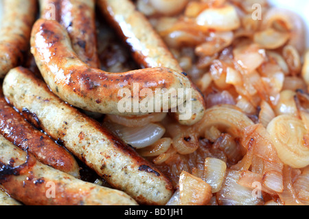 Vue rapprochée de saucisses de porc frit avec des oignons frits Banque D'Images