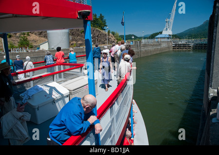 Roue à aube river tour voile en attente de verrou pour remplir à Bonneville Lock et barrage de Columbia River Gorge Scenic Area Oregon USA Banque D'Images