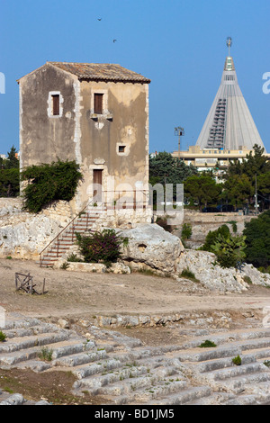 Une vue d'une petite maison sur le bord du théâtre grec de Syracuse juxtaposée à la Basilique Madonna delle Lacrime. Banque D'Images