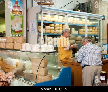 Fromager trading au marché couvert à la Canée Crète Grèce Banque D'Images