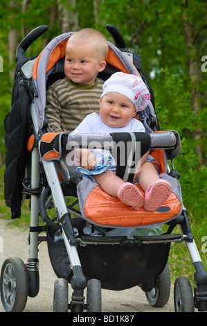 Deux enfants en poussette. Il y a un an de différence d'âge entre eux. Ils sont frère et sœur Deux enfants en poussette. Il y a un an de différence d'âge entre eux. Ils sont frère et sœur