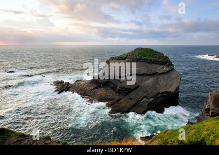 La péninsule de Loop Head West Clare Irlande montrant les rochers et falaises sculptées par l'Océan Atlantique Banque D'Images