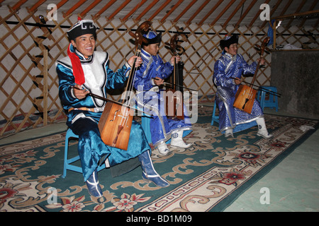 Musicien jouant de la Mongolie morin khuur et portant des vêtements traditionnels, en Mongolie Banque D'Images