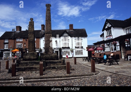 La célèbre croix Saxons historiques dans la place du marché à Cheshire Sandbach Banque D'Images