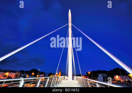 Éclairage artificiel illumine passerelle au-dessus de rivière Moy, Ballina, Co.Mayo, Irlande, au crépuscule Banque D'Images