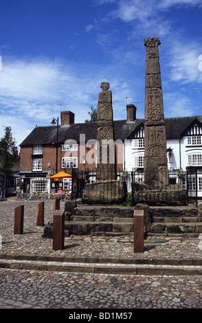 Célèbre Croix Saxons historiques dans la place du marché à Sandbach Banque D'Images