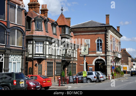 Le Crown Pub et ancien hôtel de ville, rue de Londres, Chertsey, Surrey, Angleterre, Royaume-Uni Banque D'Images