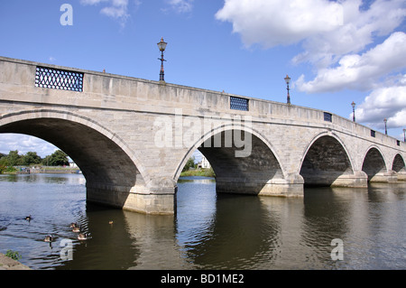 Chertsey Pont sur la rivière Thames, Chertsey, Surrey, Angleterre, Royaume-Uni Banque D'Images