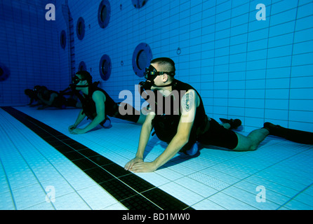 Des soldats des forces spéciales allemandes 'Kampfschwimmerkompanie' exercer avec l'oxygène, l'unité recycleur tatoo, Eckernfoerde, Schle Banque D'Images