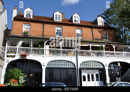 L'ancien hangar à bateaux, au bord de la Thames, Walton-on-Thames, Surrey, Angleterre, Royaume-Uni Banque D'Images