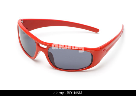 Lunettes de jouet rouge sur fond blanc Banque D'Images