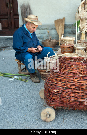 Homme démontrant la vannerie à un festival de traditions toscanes à Sansepolcro Banque D'Images