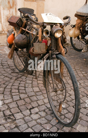 Vintage tinkers location sur l'affichage à un festival de vieilles traditions à Sansepolcro Toscane Banque D'Images