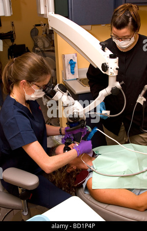 Une femme, femme, patient reçoit un traitement de canal d'une femme, femme, dentiste. Banque D'Images