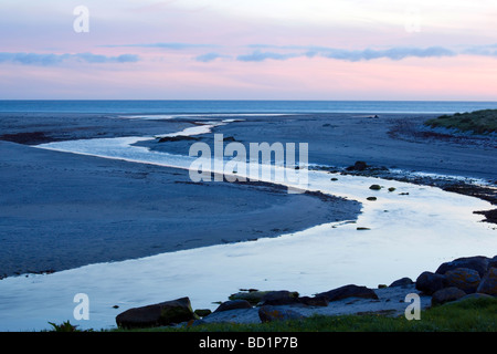 Lumière du soir sur la rivière à Howmore, South Uist, Ecosse Banque D'Images