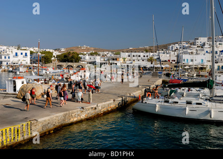 Une belle vue de port et de la ville de Naoussa. Naoussa, Paros, Cyclades, Grèce, Europe. Banque D'Images
