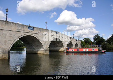 Chertsey Pont sur la rivière Thames, Chertsey, Surrey, Angleterre, Royaume-Uni Banque D'Images