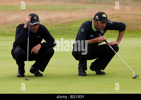 Les golfeurs professionnels Marcus Brier et Jose Marie Olathabal sur le vert alignement d'un putt, de Kilmarnock Barassie Golf Course, Troon, Ecosse Banque D'Images