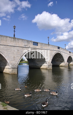 Chertsey Pont sur la rivière Thames, Chertsey, Surrey, Angleterre, Royaume-Uni Banque D'Images