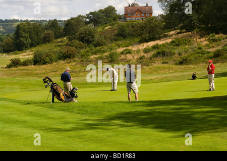 Des golfeurs sur Reigate Heath Golf avec le pavillon à l'arrière-plan Surrey England Banque D'Images