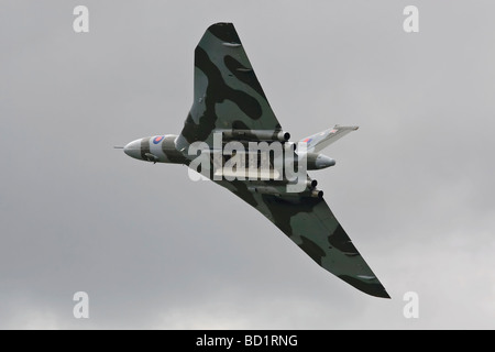 XH558 Vulcan avec soute à bombe d'ouverture contre les nuages orageux Banque D'Images