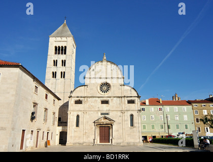 L'église St Mary Crkva svete Marije avec Campanile Roman et monastère bénédictin dans la Dalmatie Zadar Banque D'Images