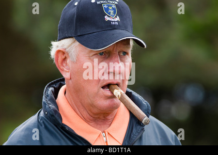 Homme qui fume un gros cigare et regarder la compétition de golf professionnel de golf à Kilmarnock Barassie, Troon, Ayrshire, Scotland Banque D'Images