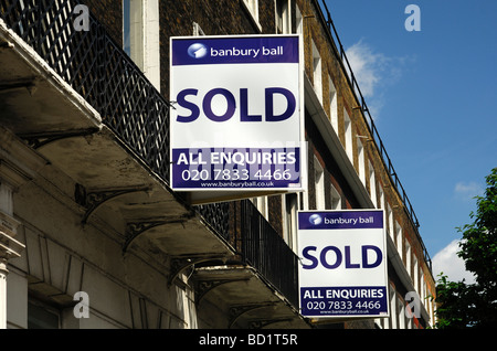 Vendu signes du Banbury Ball agents immobiliers à un building London United Kingdom Banque D'Images