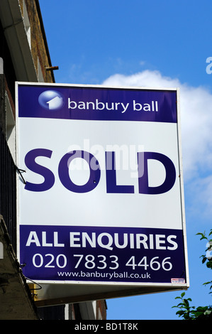 Vendu signes du Banbury Ball agents immobiliers à un bâtiment, Londres, Royaume-Uni Banque D'Images