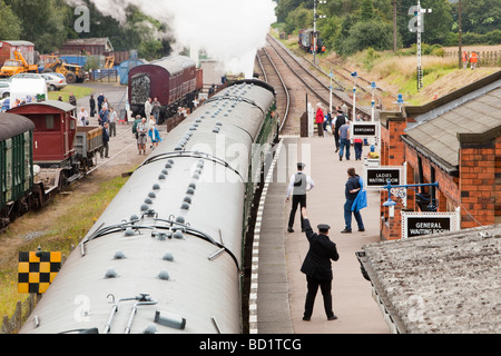 Un train à vapeur fonctionnant sur le Quorn Loughborough Leicestershire Royaume-Uni près de fer Banque D'Images