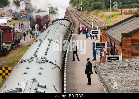 Un train à vapeur fonctionnant sur le Quorn Loughborough Leicestershire Royaume-Uni près de fer Banque D'Images