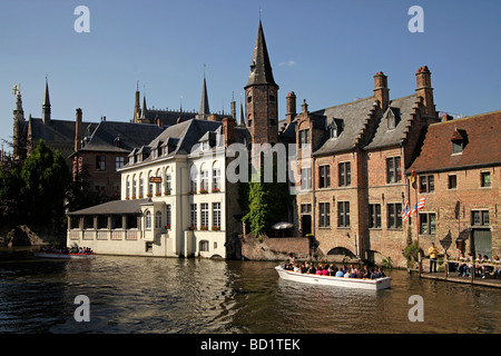 Excursion bateau sur un canal dans le centre historique de Bruges Belgique Europe Banque D'Images