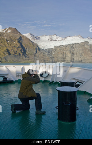 Naturaliste et photographe de la faune Jonathan Scott photographing Snowy Sheathbill Chionis alba sur l'arc d'Akademik Sergey Vavilo Banque D'Images