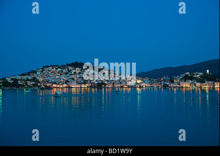 Vieille ville de Poros Saronique Grèce nuit au Golf Banque D'Images