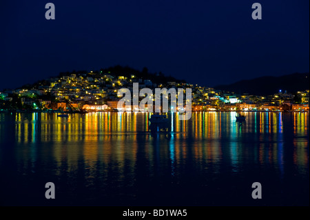 Vieille ville de Poros Saronique Grèce nuit au Golf Banque D'Images